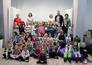 Wieluń: Biblioteka Miejska zaprosiła dzieci na spotkanie z fotografem Piotrem Pabisiakiem